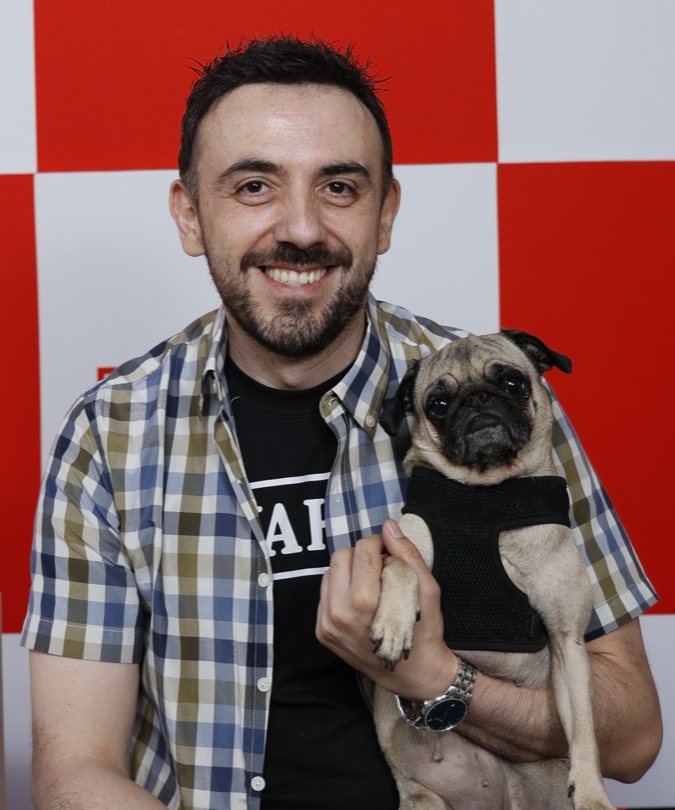 Ricardo sonriendo con Emma en brazos