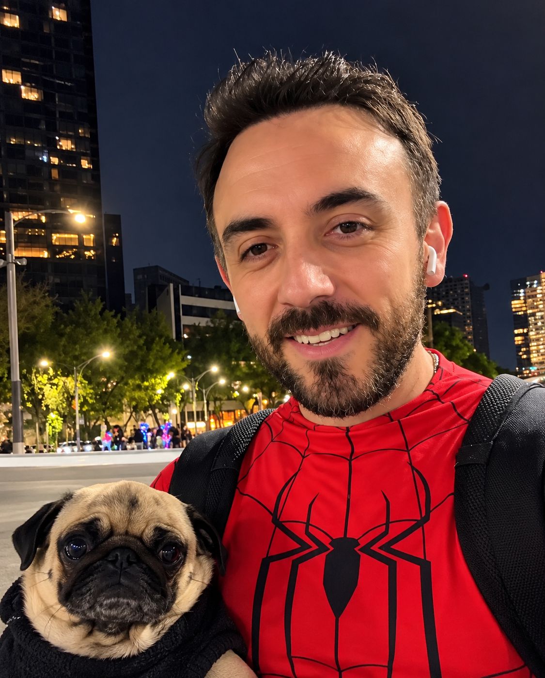 Emma en brazos de su humano, que lleva una playera de Spider-Man